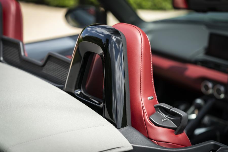 Детали интерьера Mazda MX-5 R-Sport (ND) 2020 года  (UK) (фото 85 из 86)